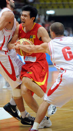 China's Wang Shipeng (C) is blocked during the match between China and Lebanon at the 2009 FIBA Asia Championships for Men in Tianjin, north China, Aug. 11, 2009. (Xinhua/Wang Yebiao) 