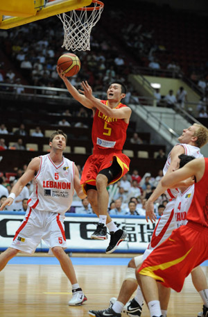 China's Liu Wei (2nd L) shoots during the match between China and Lebanon at the 2009 FIBA Asia Championships for Men in Tianjin, north China, Aug. 11, 2009. (Xinhua/Luo Gengqian) 