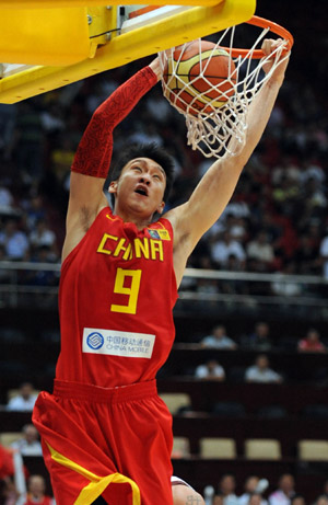 China's Sun Yue dunks during the match between China and Lebanon at the 2009 FIBA Asia Championships for Men in Tianjin, north China, Aug. 11, 2009. (Xinhua/Luo Gengqian)
