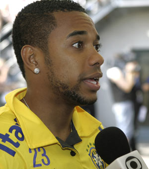 Brazil's Robinho speaks to the media as he arrives for a training session in Tallinn August 11, 2009. Brazil will play a friendly soccer match against Estonia on Wednesday.