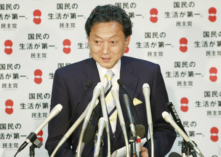 Yukio Hatoyama, leader of the Democratic Party of Japan (DPJ), addresses a press conference at the party's headquarters in Tokyo, capital of Japan, Aug. 11, 2009. Yukio Hatoyama pledged here on Tuesday to deepen the Japan-China relations and promised not to visit the Yasukuni Shrine where top World War II criminals are honored, if DPJ wins the upcoming general elections. (Xinhua/Ren Zhenglai) 