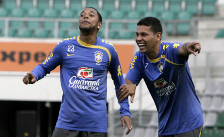 Brazil's Robinho (L) and Andre Santos attend a training session in Tallinn August 11, 2009. Brazil will play a friendly soccer match against Estonia on Wednesday.