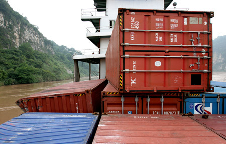 This photo taken on August 11 shows containers on the Yangtze River. Search work went on Tuesday for 62 containers, some carrying dangerous chemicals, that fell into the Yangtze River Monday night.(Xinhua Photo)   