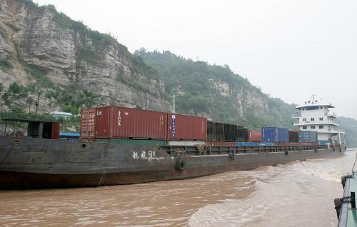 A photo taken on Tuesday, August 11, 2009 shows the cargo ship carrying 176 huge containers, some of which containing dangerous chemicals fell into the Yangtze River Monday night. [Photo: Xinhua]