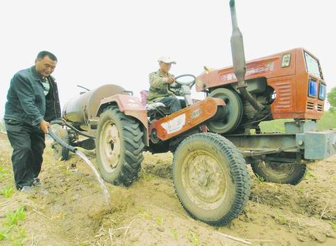 Peasants in northeast China's Heilongjiang Province water the crops during dry periods. [heilongjiang.dbw.cn]