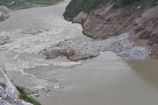 The photo, which was taken on August 11, 2009, shows the remains of the blockage after an explosion to clear Dadu River in Hanyuan County, southwest China's Sichuan Province. [CFP]