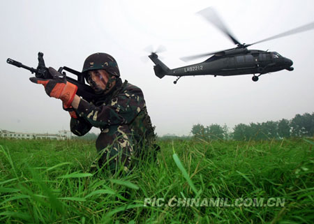 A foot soldier takes part in a joint training exercise on Tuesday. The exercise 'Stride-2009' participated by one army division from each of the military commands of Shenyang, Lanzhou, Jinan and Guangzhou begins.(Xinhua Photo) 