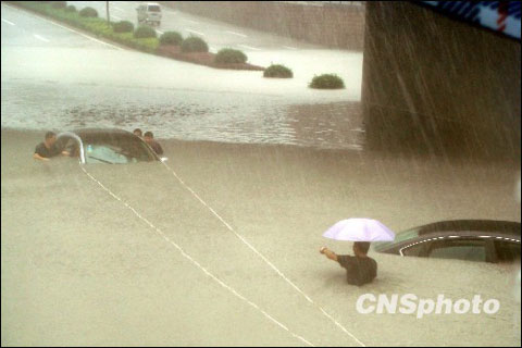 Heavy rainfall persists in the southeastern districts of Zhejiang Province after Typhoon Morakot.