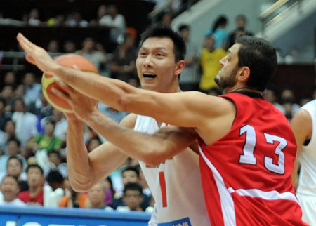 China's Yi Jianlian (L) tries to break through during the match against Jordan at the 2009 FIBA Asia Championships for Men in Tianjin, north China, Aug. 12, 2009. China won 89-83. (Xinhua/Wang Yebiao) 