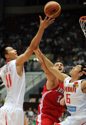 China's Yi Jianlian (L) shoots during the match between China and Jordan at the 2009 FIBA Asia Championships for Men in Tianjin, north China, Aug. 12, 2009. China won 89-83. (Xinhua/Wang Yebiao)