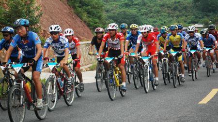 Cyclists compete on the cycling road race in Fangchenggang City of southwest China's Guangxi Zhuang Autonomous Region, Aug. 12, 2009. The 1st Beibuwan Cycling Road Race concluded after five days' competition covering a length of about 680 kilometers on Wednesday. (Xinhua/Liang Fuying) 