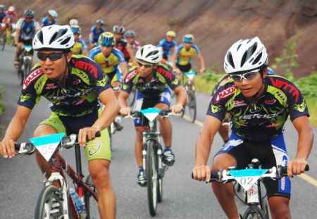 Cyclists compete on the cycling road race in Fangchenggang City of southwest China's Guangxi Zhuang Autonomous Region, Aug. 12, 2009.(Xinhua/Liang Fuying) 