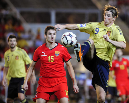 Fernando Torres of Spain (R) battles for the ball with Daniel Mojsov of Macedonia during their international friendly soccer match in Skopje August 12, 2009.