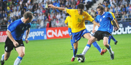 Brazil's Kaka (C) is seen during a friendly soccer match against Estonia at the A Le Coq Arena in Tallinn, Estonia, Wednesday, Aug.12, 2009. (Xinhua Photo) 
