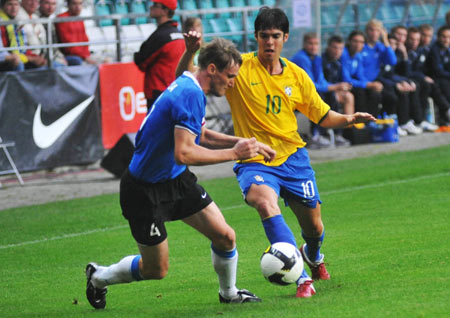 Brazil's Kaka (R) is seen during a friendly soccer match against Estonia at the A Le Coq Arena in Tallinn, Estonia, Wednesday, Aug.12, 2009. (Xinhua/Reuters Photo)