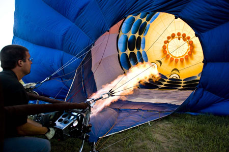 A participant makes preparations before flying his hot-air balloon in Guyang County of Baotou City, north China's Inner Mongolia Autonomous Region, on Aug. 12, 2009. 