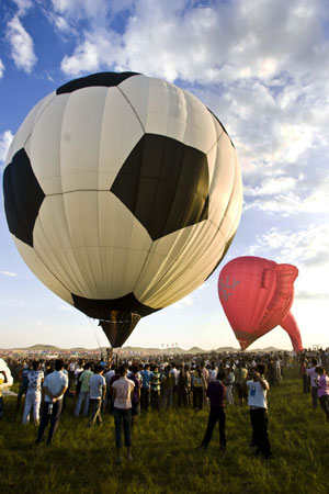A hot-air balloon rises in Guyang County of Baotou City, north China's Inner Mongolia Autonomous Region, on Aug. 12, 2009. 