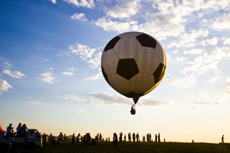 A hot-air balloon rises in Guyang County of Baotou City, north China's Inner Mongolia Autonomous Region, on Aug. 12, 2009. 