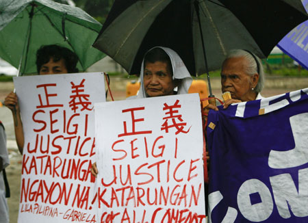 Filipino comfort women hold a demonstration outside the Japanese Embassy in Manila, capital of the Philippines, Aug. 12, 2009, demanding compensation and apologies from the Japanese government for the systematic rape of women by its imperial army during the Second World War. (Xinhua/Luis Liwanag)