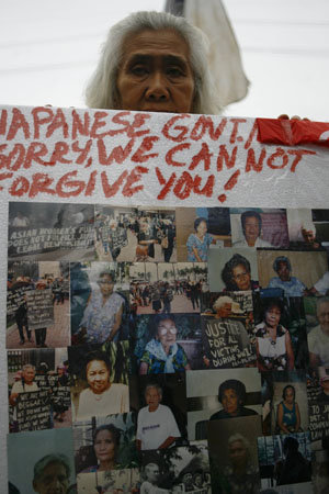 A Filipino comfort women takes part in a demonstration outside the Japanese Embassy in Manila, capital of the Philippines, Aug. 12, 2009. 