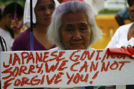 A Filipino comfort women takes part in a demonstration outside the Japanese Embassy in Manila, capital of the Philippines, Aug. 12, 2009.