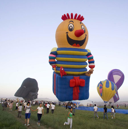 Hot-air balloons rise in Guyang County of Baotou City, north China's Inner Mongolia Autonomous Region, on Aug. 12, 2009. About a hundred hot-air balloons from 8 countries and regions are supposed to rise during the first China-Baotou-The Great Wall in the Qin Dynasty (221-206 B.C.) Hot-air Balloon Festival which opened here on Wednesday. (Xinhua/Zheng Huansong)