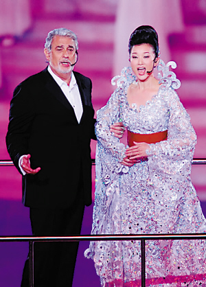 Chinese soprano Song Zuying (R) and Spanish tenor Placido Dominggo perform at the Beijing 2008 Olympic Games closing ceremony held in the National Stadium, or the Bird's Nest, Beijing, capital of China, Aug. 24, 2008.
