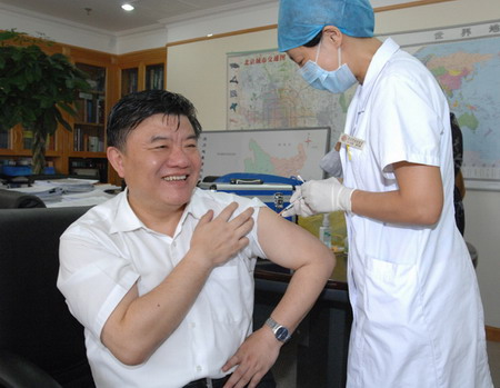 As the first one to receive the A(H1N1) flu trial vaccine in China, Health Minister Chen Zhu received his second inoculation in Beijing, August 11, 2009. [www.moh.gov.cn] 