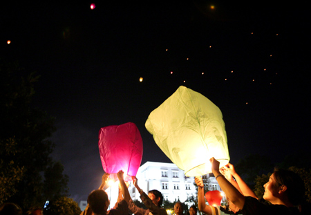 People release the Kongming Lanterns into the air in Chuxiong Yi Autonomous Prefecture in southwest China's Yunnan Province, August 13, 2009. (Xinhua/Shi Sisi) Photo Gallery