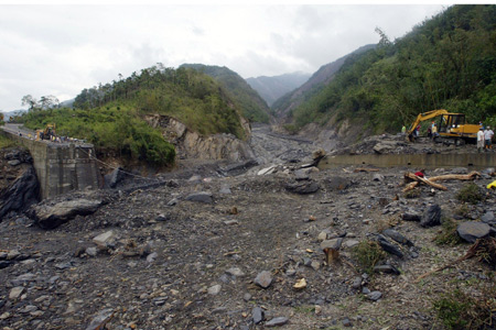 Rescuers search for survivors near a destroyed bridge on the road to Xinkai village in Kaohsiung of Taiwan, August 12, 2009. [Xinhua]