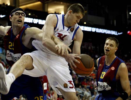 Viktor Khryapa (C) of CSKA Moscow competes for possession with Daniel Santiago (L) and David Andersen (R) of Regal Barcelona during their Euroleague Basketball Final Four semi-final match in Berlin, May 1, 2009. (Xinhua/Reuters file Photo) 