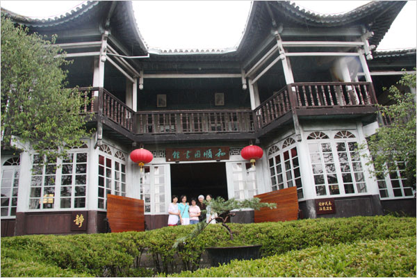  Heshun library, the largest township-level library in China which was built in 1928, with financial support from overseas Chinese who had settled down in Myanmar. The building itself is elegant with tiled roofs and elegant upward-turned eaves in both traditional Chinese and Western styles. [Photo: CRIENGLISH.com /Bao Congying]