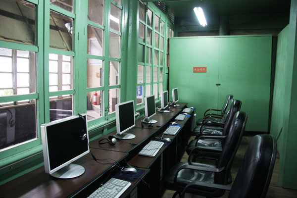 The township library was equipped with computers in 2000. Local people now have easier access to the world online. [Photo: CRIENGLISH.com /Bao Congying]