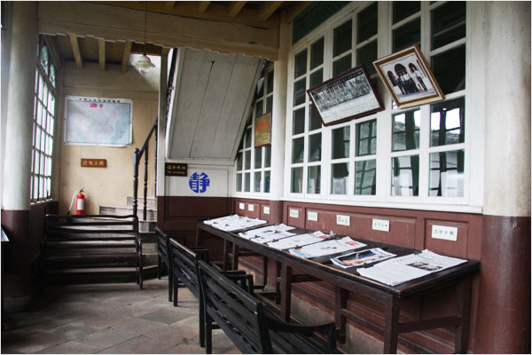 The library is kept clean and tidy. Many newspapers are available to readers. [Photo: CRIENGLISH.com /Bao Congying]