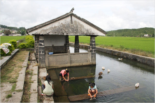 Local women doing their laundry at the clothes-washing pavilions, which are another special feature of Heshun. [Photo: CRIENGLISH.com /Bao Congying]