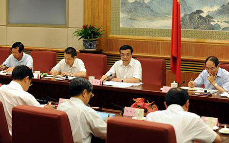 Chinese Vice Premier Li Keqiang holds meeting and calls for setting up an essential medicine system on Aug. 13, 2009. Li, also head of the State Council's advisory group of health care reform, said at the meeting that an essential medicine system will help safeguard people's safety in using drugs and cut their medication costs. 