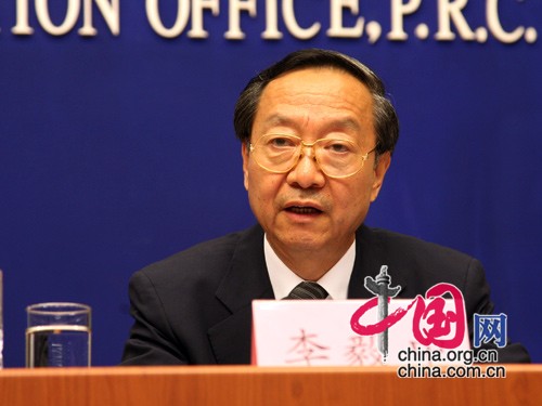 Minister of MIIT Li Yizhong answered questions at the press conference on August 13, 2009.