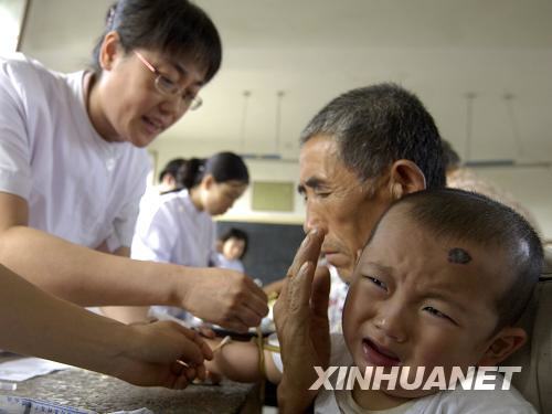 More than 600 children living adjacent to a smelting company in northwest China's Shaanxi Province have shown abnormal blood lead levels, a local official said Thursday. [Xinhua] 