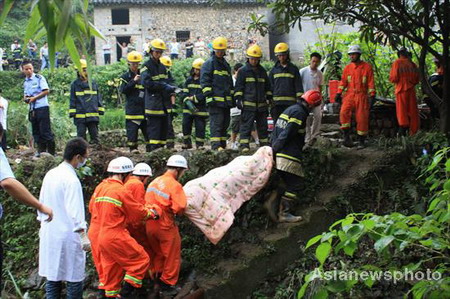 A body is recorverd from the rubble of a landslide in Lin'an city, East China's Zhejiang province, August 14, 2009. The landslide, believed to be triggered by a heavy downpour, left 11 dead and 2 injured. [Asiannewsphoto] 