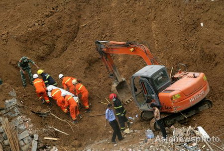 A body is recorverd from the rubble of a landslide in Lin'an city, East China's Zhejiang province, August 14, 2009. The landslide, believed to be triggered by a heavy downpour, left 11 dead and 2 injured. [Asiannewsphoto.com] 
