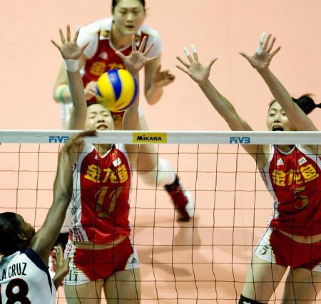 China's Wei Qiuyue (2nd, L) and Ma Yunwen (R) block the ball during their first match against Dominica at the FIVB World Grand Prix women's volleyball tournament in Hong Kong, south China, Aug. 14, 2009. The game is still going on.(