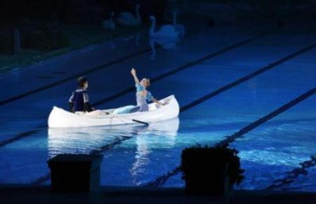 Members of the Russian Imperial Ballet float in a boat across the Beijing Olympics swimming competition pool as they perform Swan Lake in the National Aquatics Centre, also known as the Water Cube, in Beijing August 13, 2009.(Photo Source:chinadaily.com)