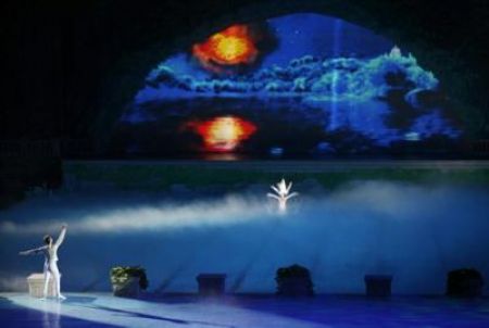 Members of the Russian Imperial Ballet along with synchronised swimmers perform Swan Lake at the Beijing Olympics swimming competition pool at the National Aquatics Centre, also known as the Water Cube, in Beijing August 13, 2009.(Photo Source:chinadaily.com