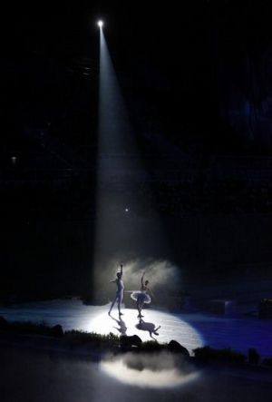 Members of the Russian Imperial Ballet perform Swan Lake at the Beijing Olympics swimming competition pool at the National Aquatics Centre, also known as the Water Cube, in Beijing August 13, 2009.(Photo Source:chinadaily.com)