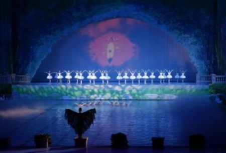 A member of the Russian Imperial Ballet stands on a former starting block as he and fellow dancers, along with synchronised swimmers, perform Swan Lake at the Beijing Olympics swimming competition pool at the National Aquatics Centre, also known as the Water Cube, in Beijing August 13, 2009.(Photo Source:chinadaily.com)