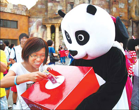 A student donates her pocket money in Beijing on Saturday to aid people in Taiwan hit by Typhoon Morakot. The China Foundation of Culture and Arts for Children and Taiwan's MOMO Channel jointly launched a charity show to raise funds for Taiwan. 