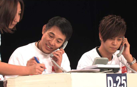 Chinese actor Jet Li (2nd R) answers the hotline for donation during a disaster relief event in southeast China's Taiwan, Aug. 14, 2009.(Xinhua Photo)