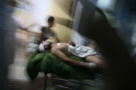 A victim of the traffic accident receives emergent medical treatment at a hospital in Taihe County of east China's Anhui Province, Aug. 16, 2009. The accident, killing 11 people and injuring three others, took place at about 4:10 p.m. on Sunday on a highway in Taihe County when a truck collided with a mini-bus, a spokesman with local traffic police said.(Xinhua Photo)