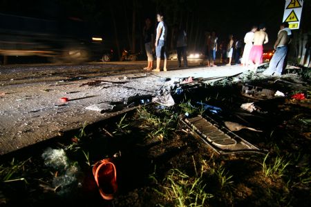 The photo taken on Aug. 16, 2009 shows the venue of the traffic accident occured in Taihe County in east China's Anhui Province.(Xinhua Photo)