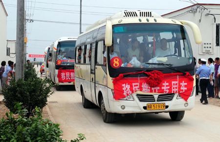 Farmers, relocated for theSouth-to-North Water Diversion Project, arrive at a newly built village in Xuchang, in centralChina'sHenanprovince Sunday August 16, 2009. [Xinhua]